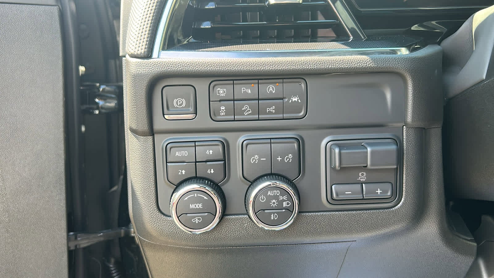 2025 Chevrolet Suburban RST